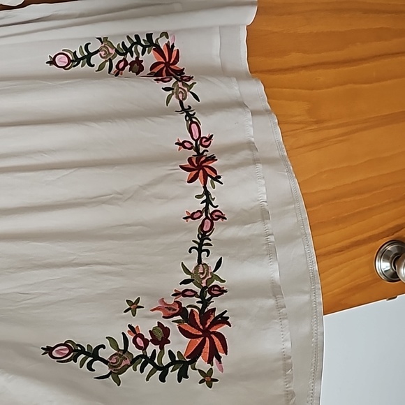 Beautiful embroidered peasant top. Size large/extra large. Very flowy and cute - Picture 4 of 5